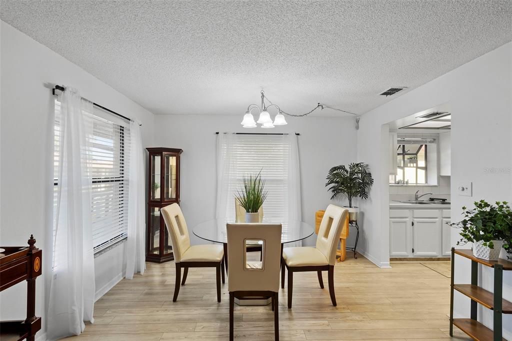 待售: $210,000 (2 贝兹, 2 浴室, 1100 平方英尺)