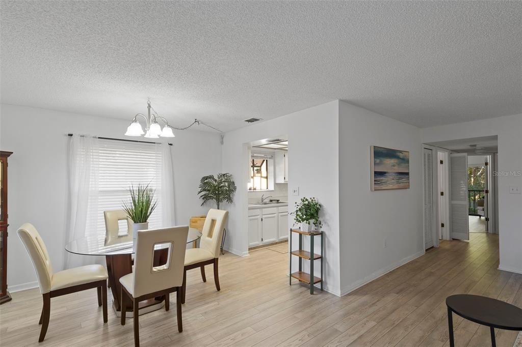 待售: $210,000 (2 贝兹, 2 浴室, 1100 平方英尺)