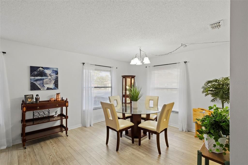 待售: $210,000 (2 贝兹, 2 浴室, 1100 平方英尺)