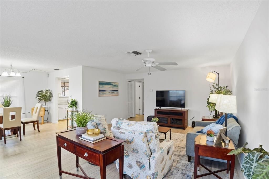 待售: $210,000 (2 贝兹, 2 浴室, 1100 平方英尺)