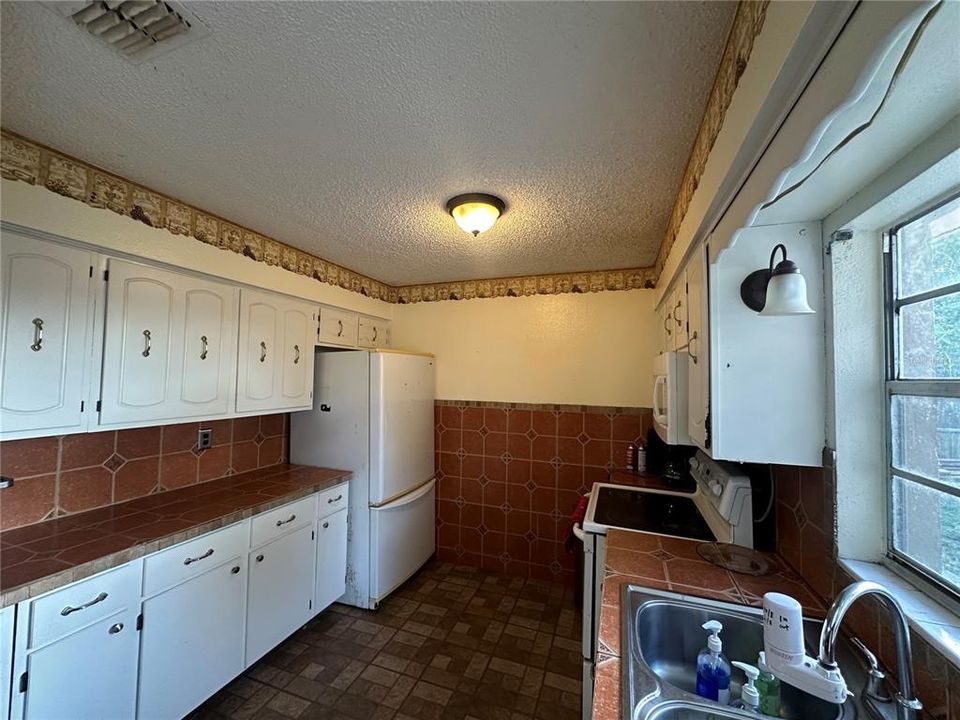 На продажу: $169,900 (3 спален, 1 ванн, 950 Квадратных фут)