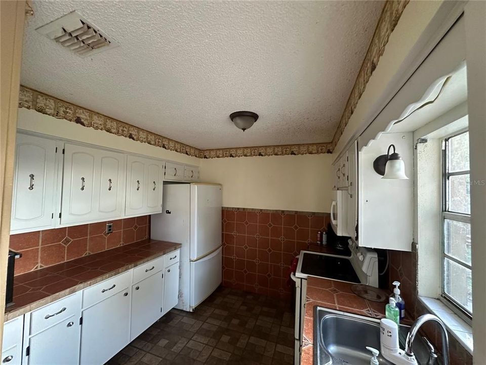 На продажу: $169,900 (3 спален, 1 ванн, 950 Квадратных фут)