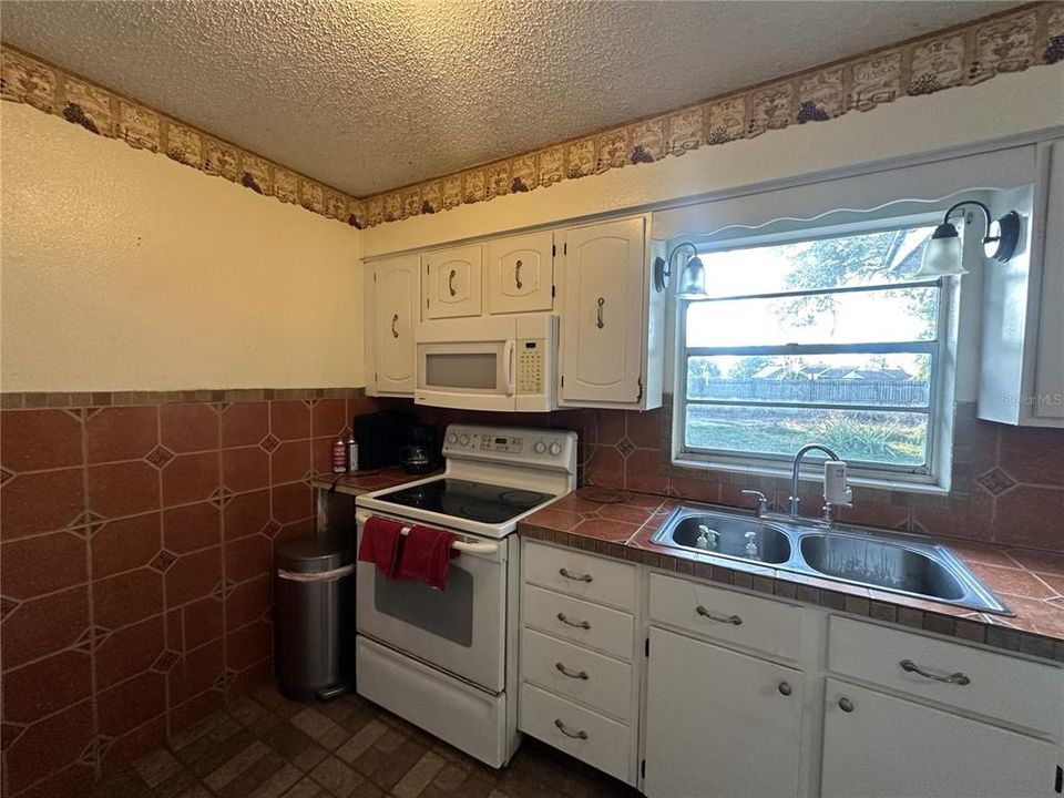 На продажу: $169,900 (3 спален, 1 ванн, 950 Квадратных фут)