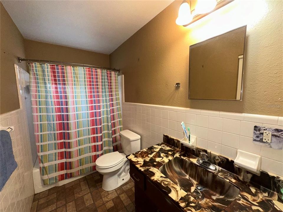 На продажу: $169,900 (3 спален, 1 ванн, 950 Квадратных фут)