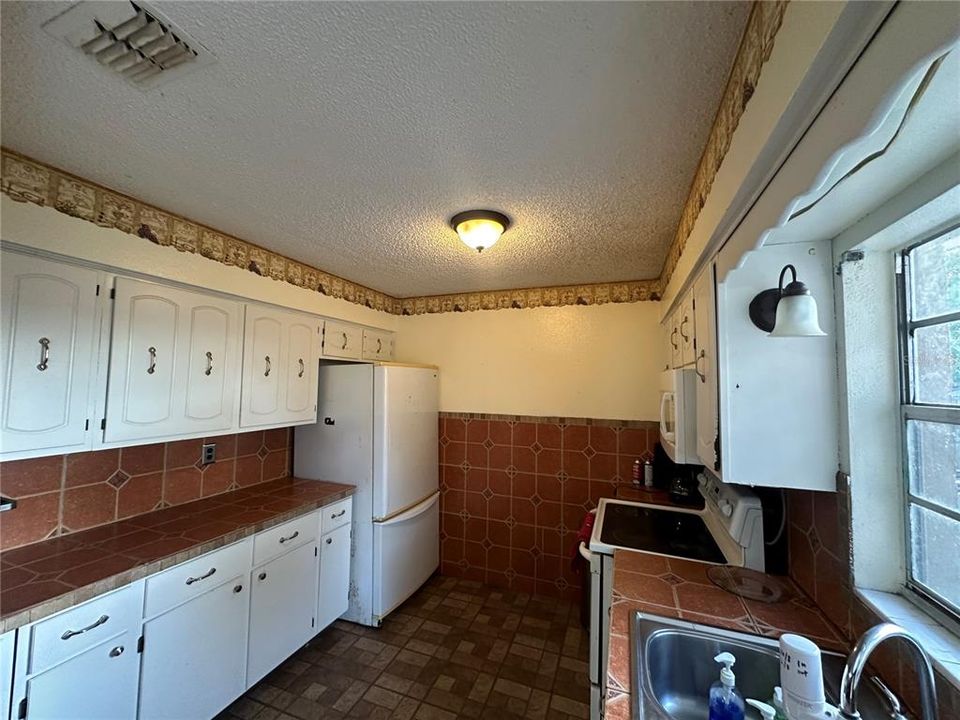 На продажу: $169,900 (3 спален, 1 ванн, 950 Квадратных фут)