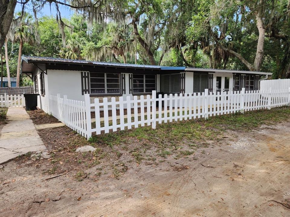 For Rent: $1,600 (3 beds, 2 baths, 1300 Square Feet)