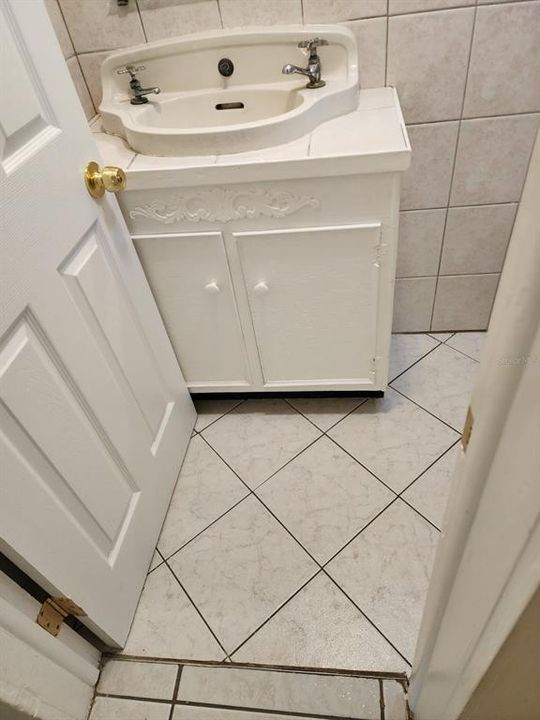 For Rent: $1,600 (3 beds, 2 baths, 1300 Square Feet)