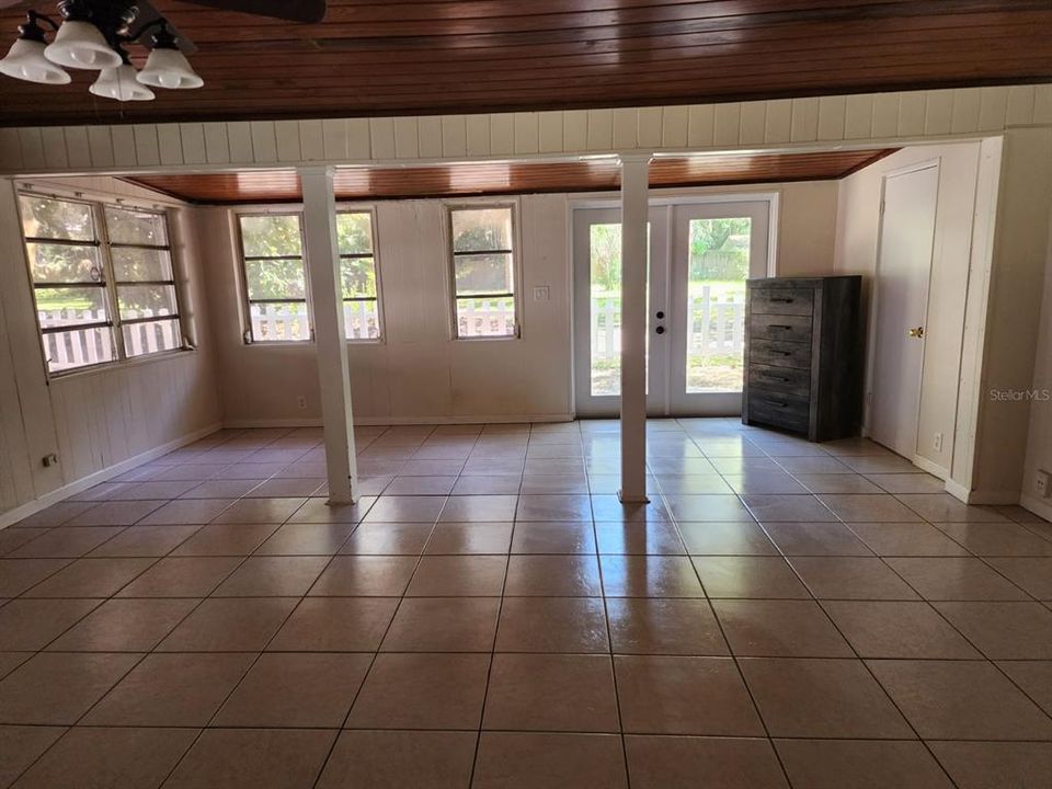 For Rent: $1,600 (3 beds, 2 baths, 1300 Square Feet)