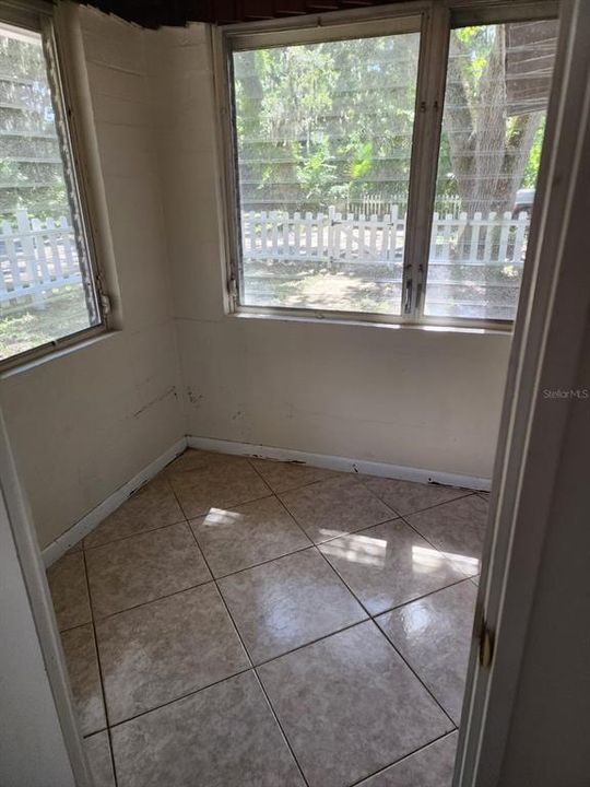 For Rent: $1,600 (3 beds, 2 baths, 1300 Square Feet)