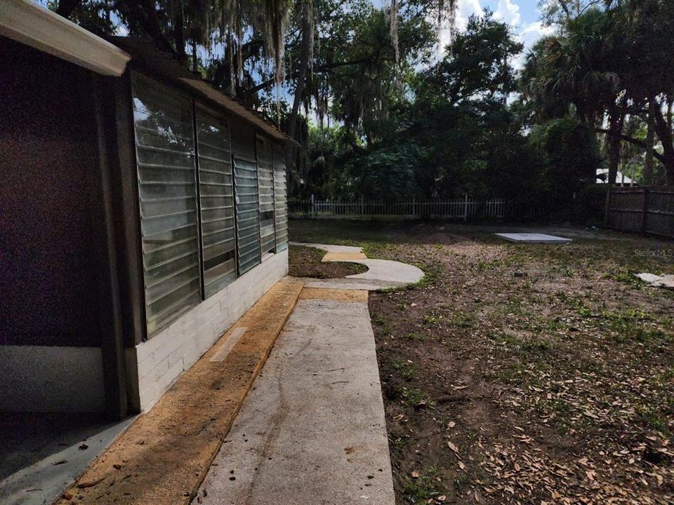 For Rent: $1,600 (3 beds, 2 baths, 1300 Square Feet)