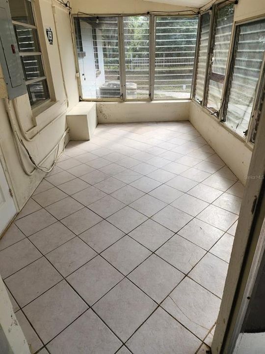 For Rent: $1,600 (3 beds, 2 baths, 1300 Square Feet)