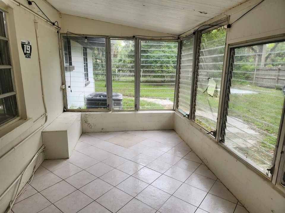 For Rent: $1,600 (3 beds, 2 baths, 1300 Square Feet)