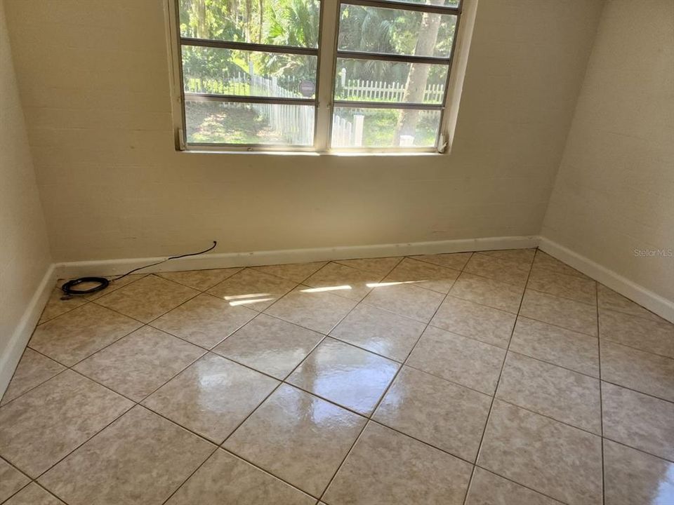 For Rent: $1,600 (3 beds, 2 baths, 1300 Square Feet)