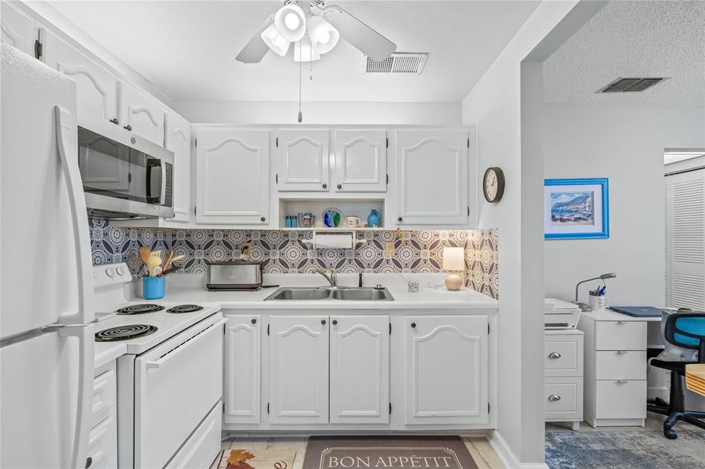 待售: $123,500 (1 贝兹, 1 浴室, 779 平方英尺)