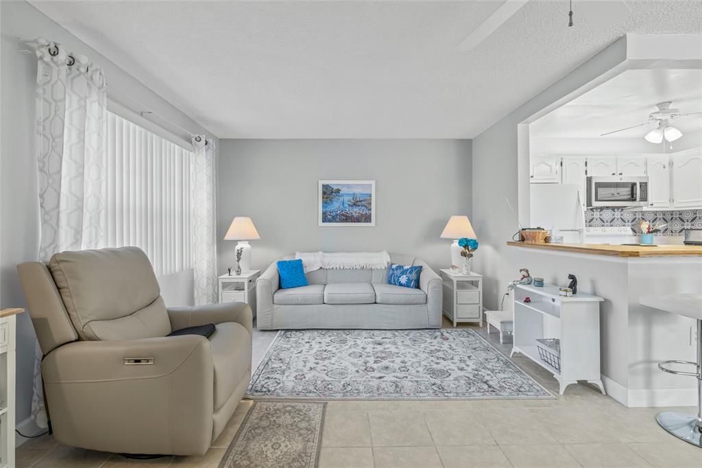 待售: $123,500 (1 贝兹, 1 浴室, 779 平方英尺)