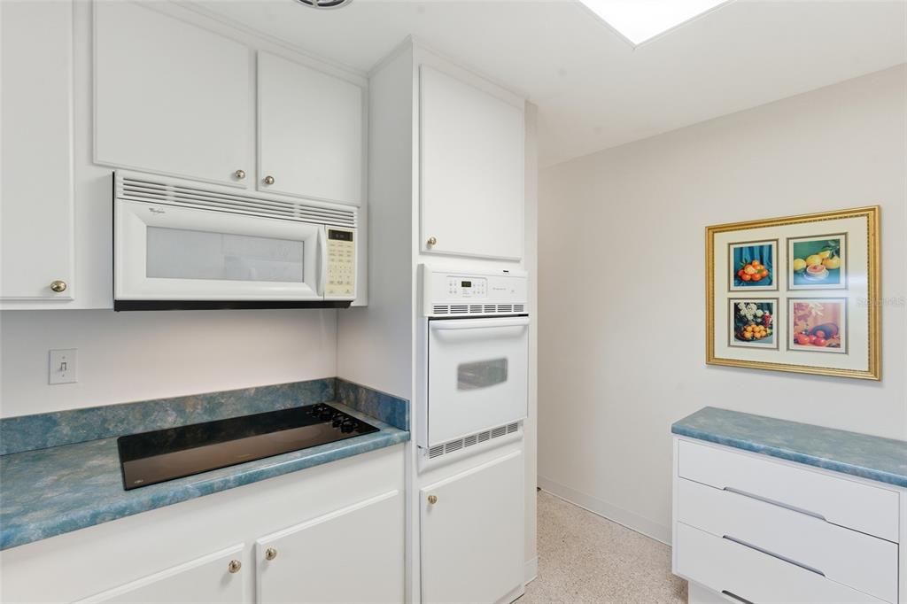 На продажу: $589,000 (2 спален, 2 ванн, 1284 Квадратных фут)