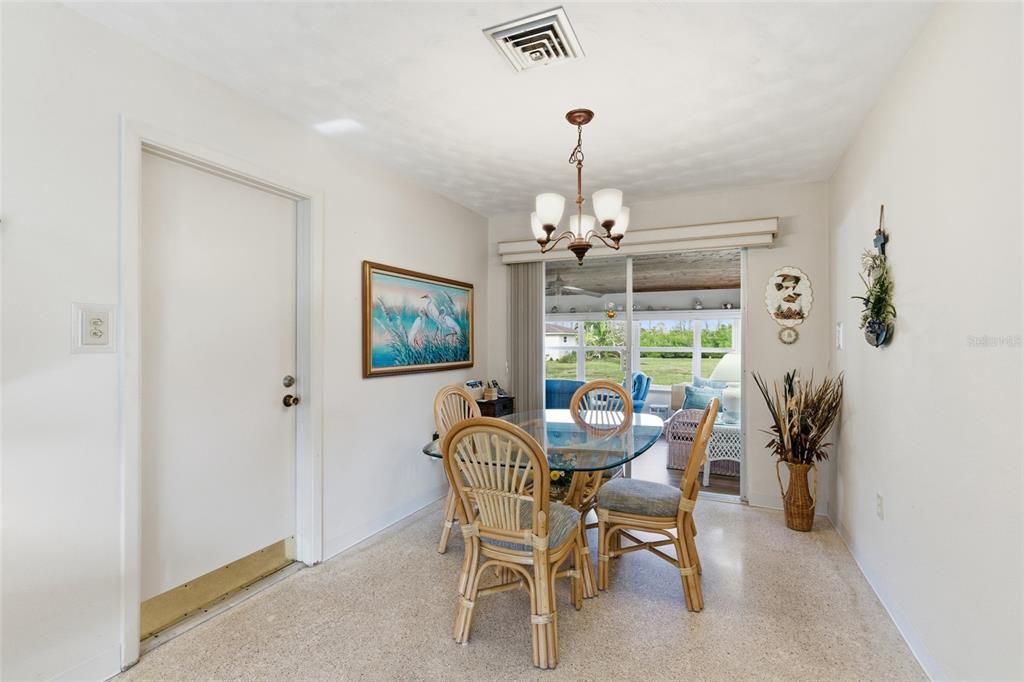 На продажу: $589,000 (2 спален, 2 ванн, 1284 Квадратных фут)