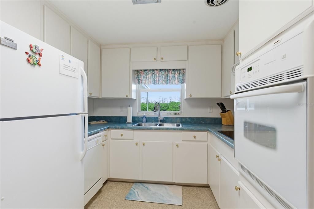 На продажу: $589,000 (2 спален, 2 ванн, 1284 Квадратных фут)