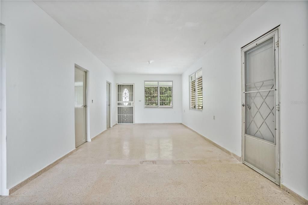 En Venta: $329,000 (7 camas, 4 baños, 2100 Pies cuadrados)