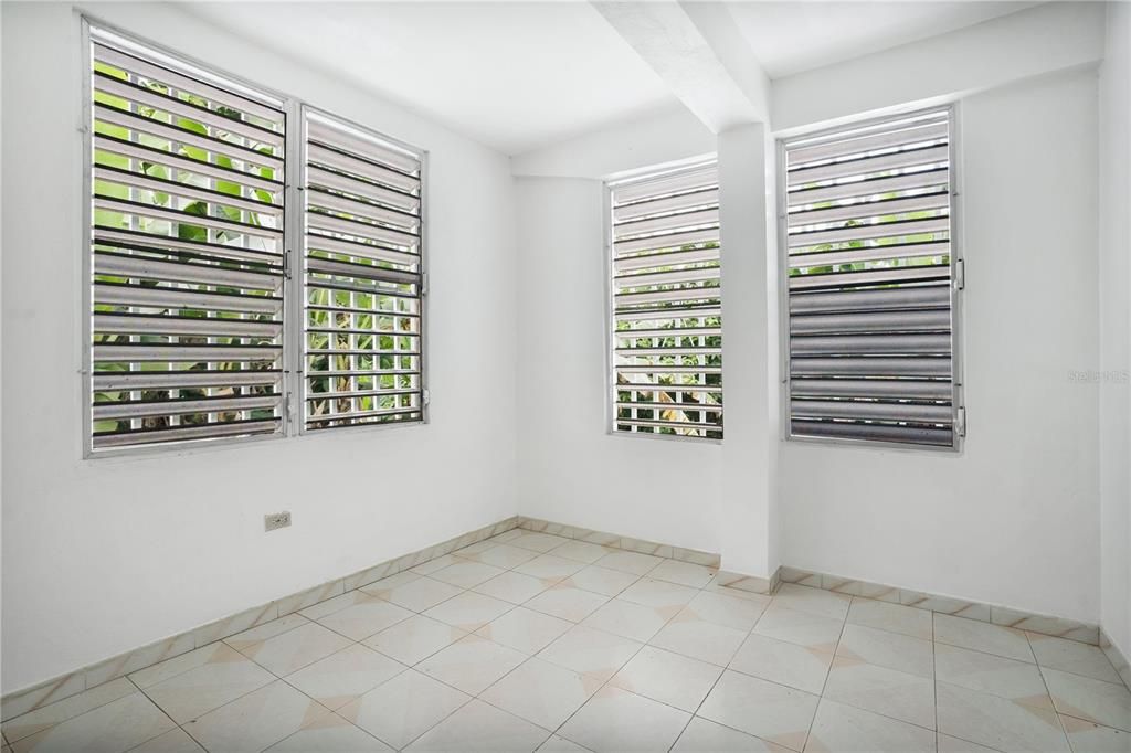 En Venta: $329,000 (7 camas, 4 baños, 2100 Pies cuadrados)