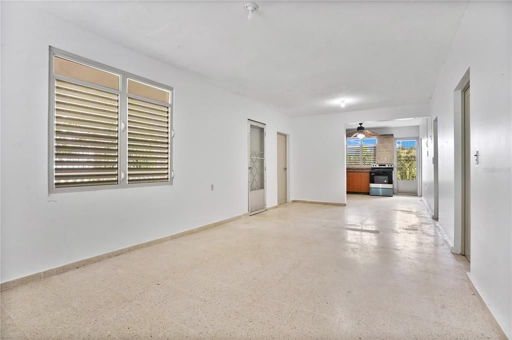 En Venta: $329,000 (7 camas, 4 baños, 2100 Pies cuadrados)