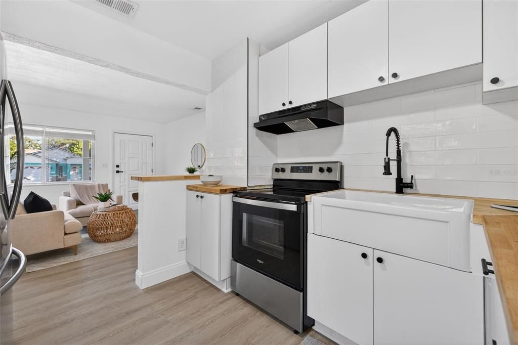 For Sale: $379,900 (3 beds, 2 baths, 1044 Square Feet)