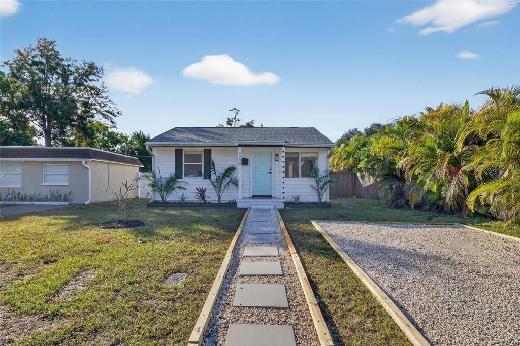 For Sale: $379,900 (3 beds, 2 baths, 1044 Square Feet)