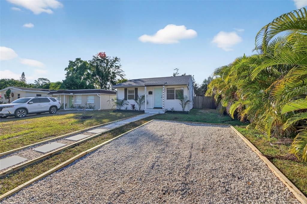 For Sale: $379,900 (3 beds, 2 baths, 1044 Square Feet)