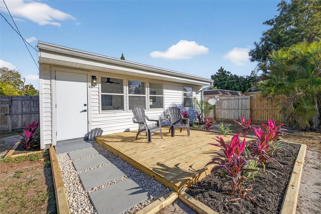 For Sale: $379,900 (3 beds, 2 baths, 1044 Square Feet)