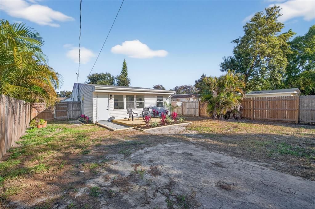 For Sale: $379,900 (3 beds, 2 baths, 1044 Square Feet)