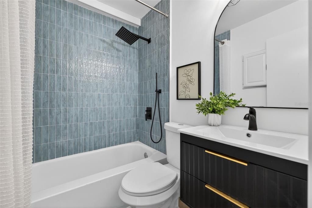 For Sale: $379,900 (3 beds, 2 baths, 1044 Square Feet)