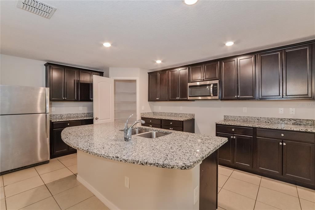 For Rent: $2,325 (5 beds, 3 baths, 1984 Square Feet)