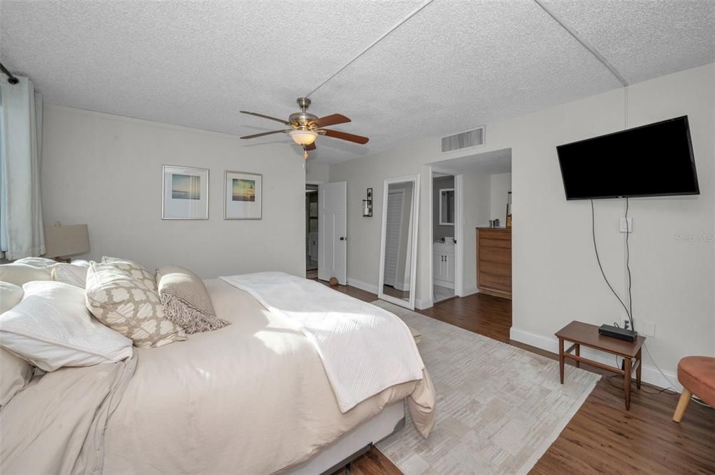 For Sale: $499,900 (2 beds, 2 baths, 1345 Square Feet)