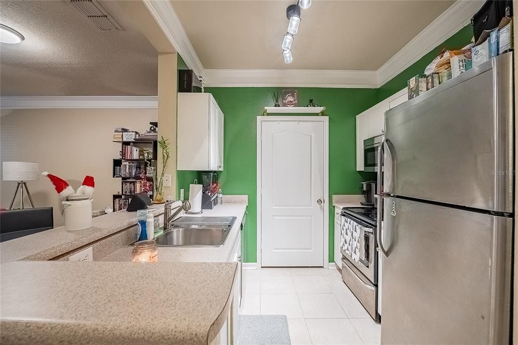 For Sale: $206,000 (1 beds, 1 baths, 621 Square Feet)