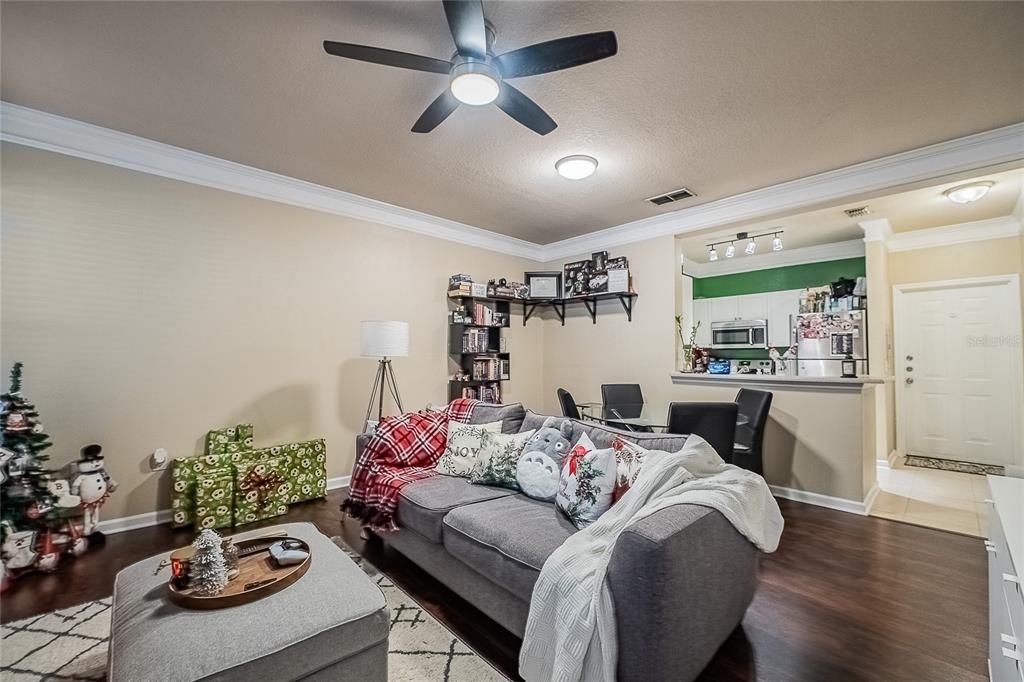 For Sale: $206,000 (1 beds, 1 baths, 621 Square Feet)