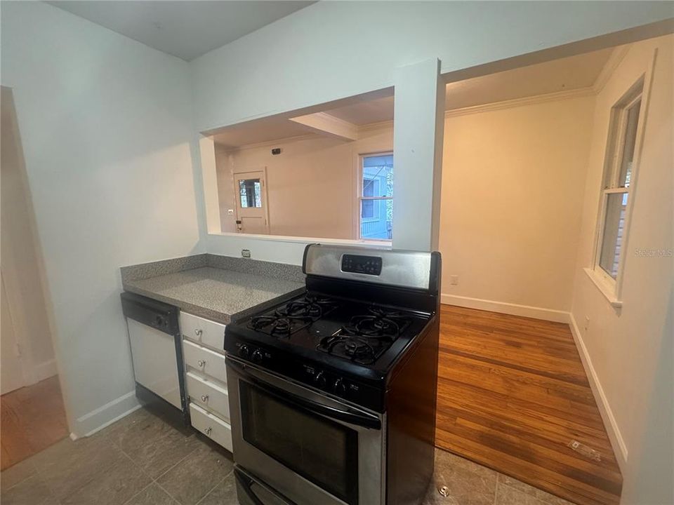 For Rent: $2,100 (3 beds, 1 baths, 850 Square Feet)