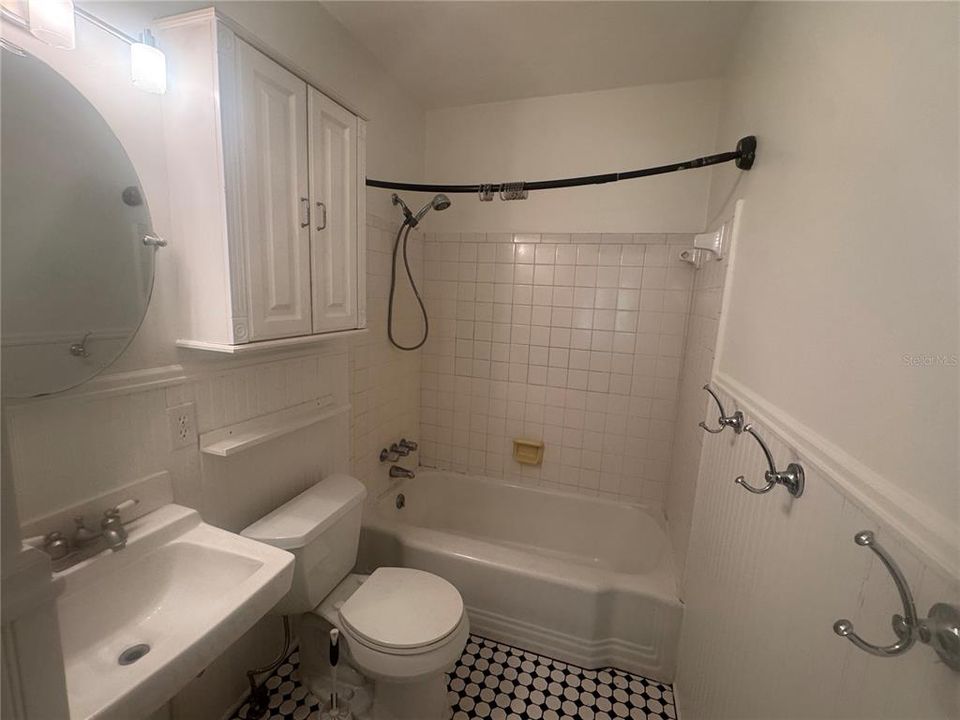 For Rent: $2,100 (3 beds, 1 baths, 850 Square Feet)