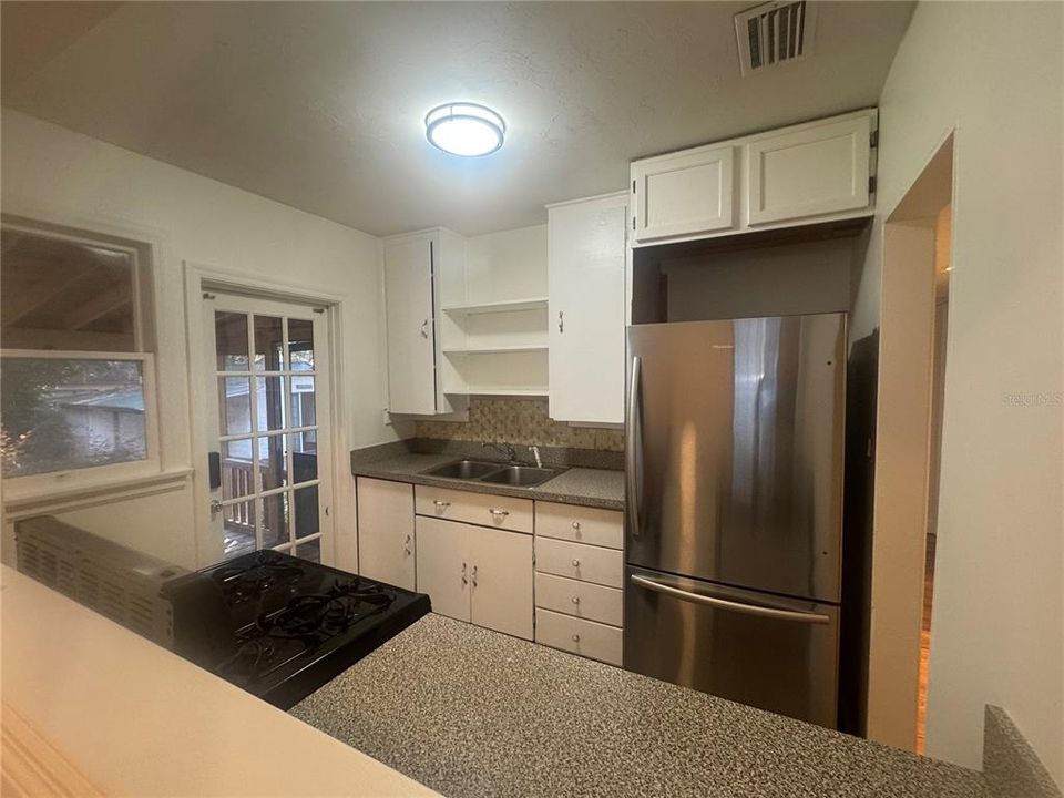 For Rent: $2,100 (3 beds, 1 baths, 850 Square Feet)