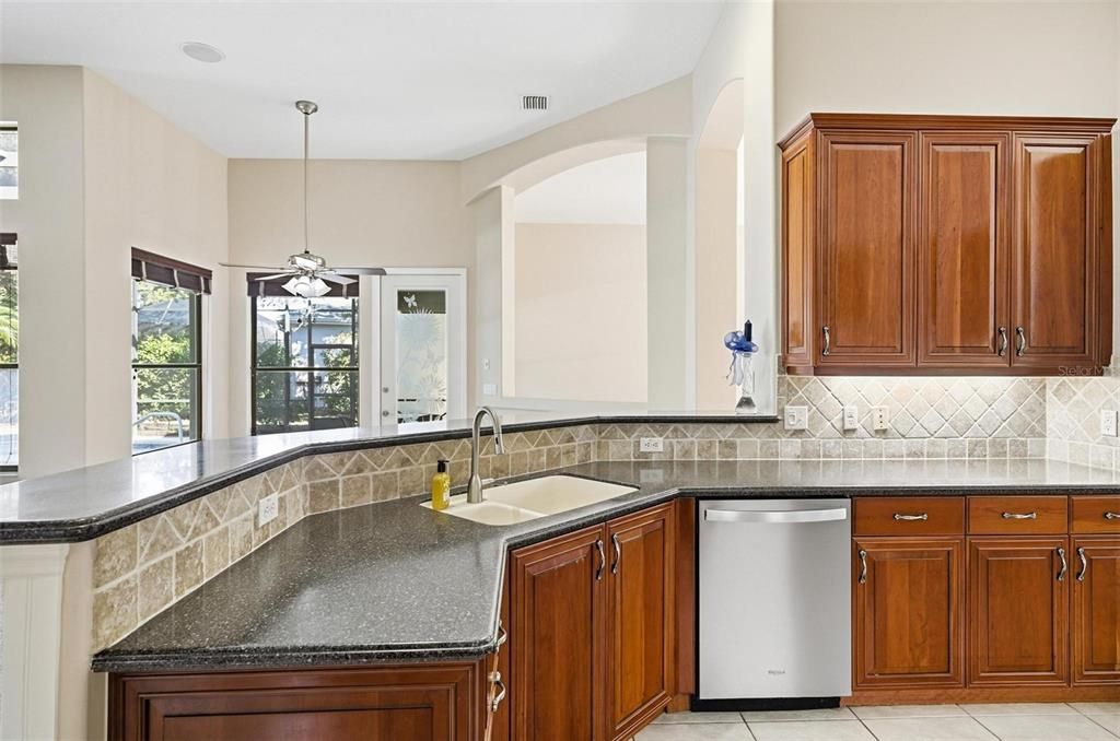 En Venta: $678,900 (5 camas, 3 baños, 2876 Pies cuadrados)