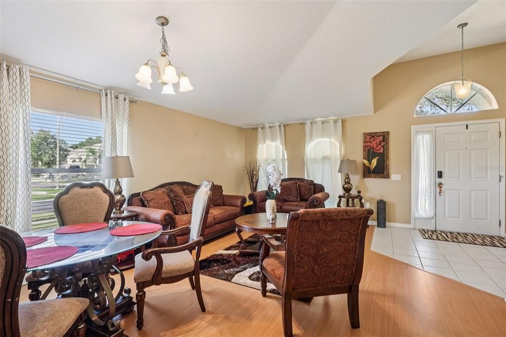 En Venta: $349,999 (4 camas, 2 baños, 1980 Pies cuadrados)