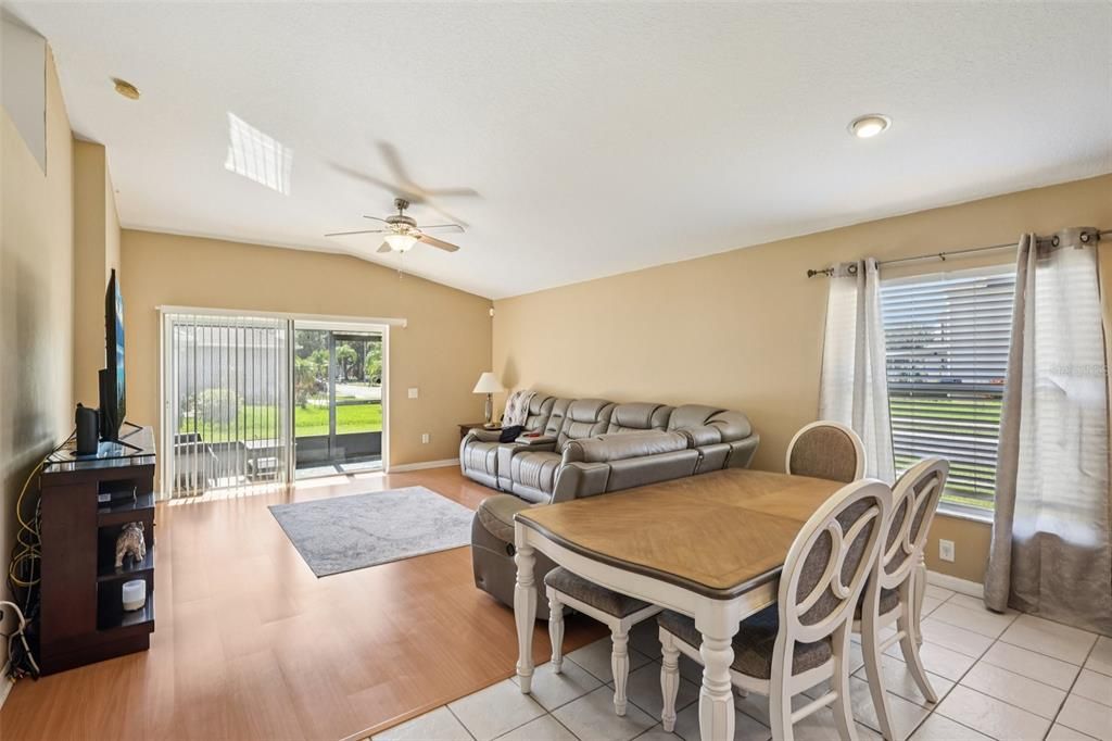 En Venta: $349,999 (4 camas, 2 baños, 1980 Pies cuadrados)