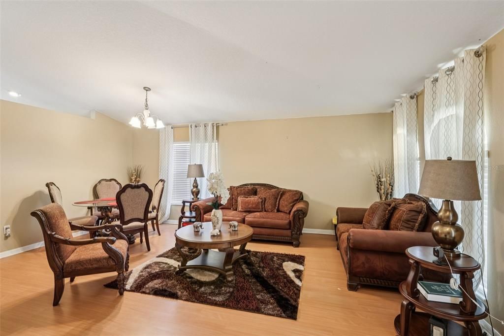 En Venta: $349,999 (4 camas, 2 baños, 1980 Pies cuadrados)