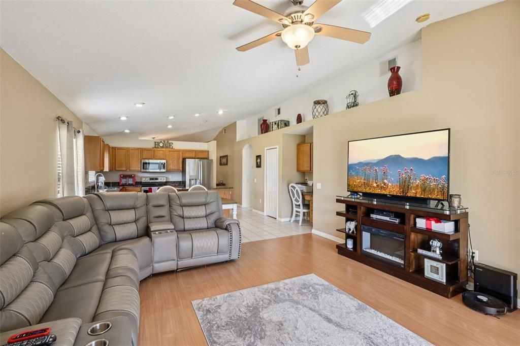 En Venta: $349,999 (4 camas, 2 baños, 1980 Pies cuadrados)