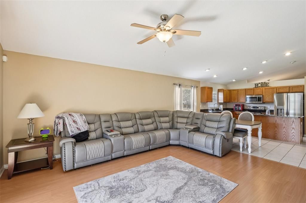 En Venta: $349,999 (4 camas, 2 baños, 1980 Pies cuadrados)