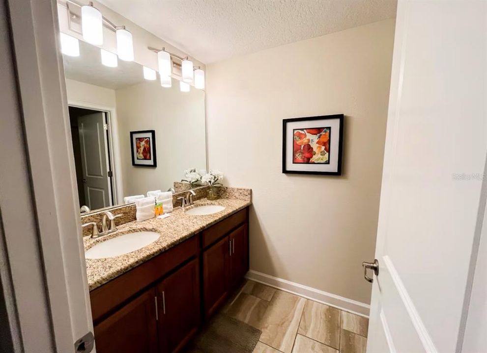 待售: $550,000 (4 贝兹, 3 浴室, 1914 平方英尺)