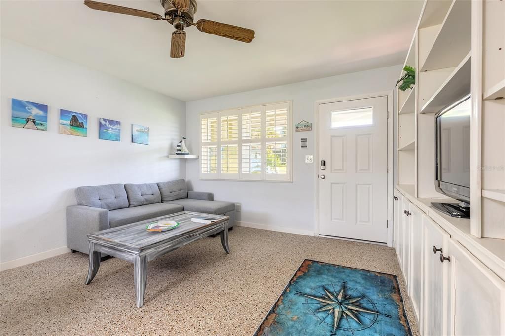 待售: $349,900 (2 贝兹, 1 浴室, 840 平方英尺)