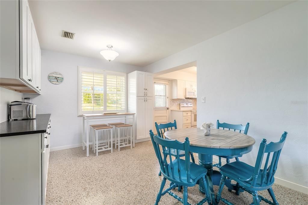 待售: $349,900 (2 贝兹, 1 浴室, 840 平方英尺)