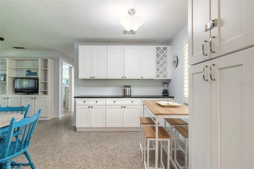 待售: $349,900 (2 贝兹, 1 浴室, 840 平方英尺)