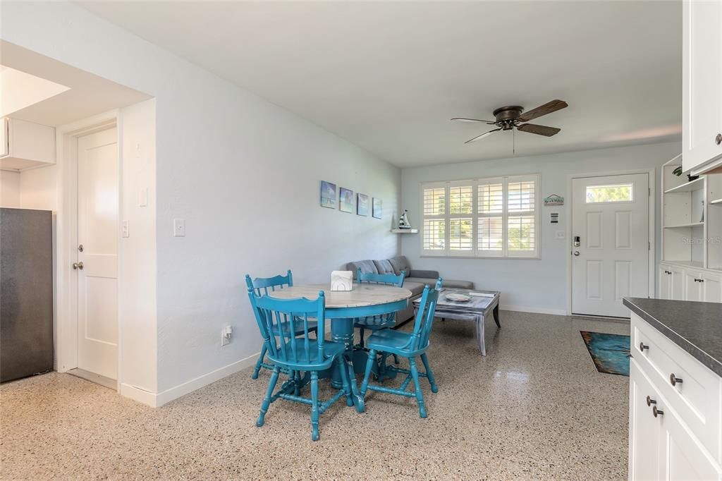 待售: $349,900 (2 贝兹, 1 浴室, 840 平方英尺)