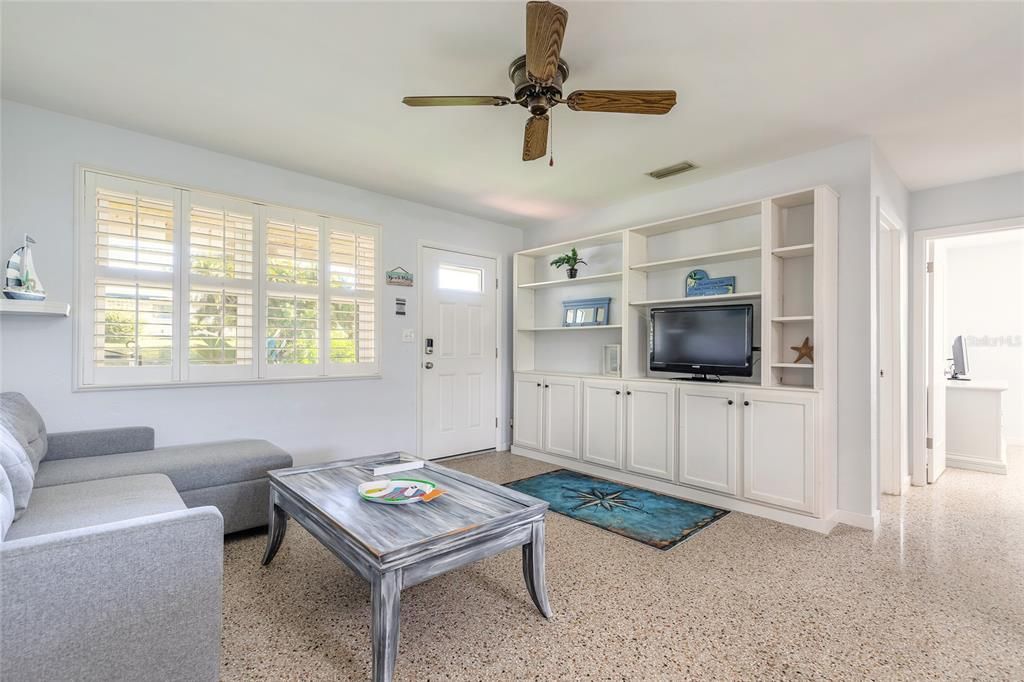 待售: $349,900 (2 贝兹, 1 浴室, 840 平方英尺)